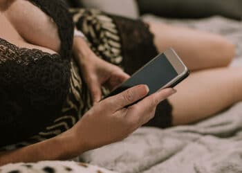 Scharfe Hausfrauen suchen Sex: In diesen Sexportalen findest du Sextreffen mit willigen Hausfrauen